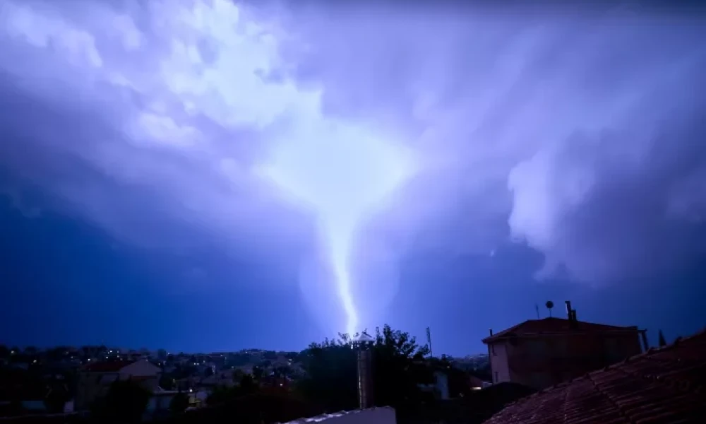Ξεκίνησε η κακοκαιρία Atena: Ποιες περιοχές θα πλήξει-Τι θα συμβεί στην Αττική (Βίντεο)